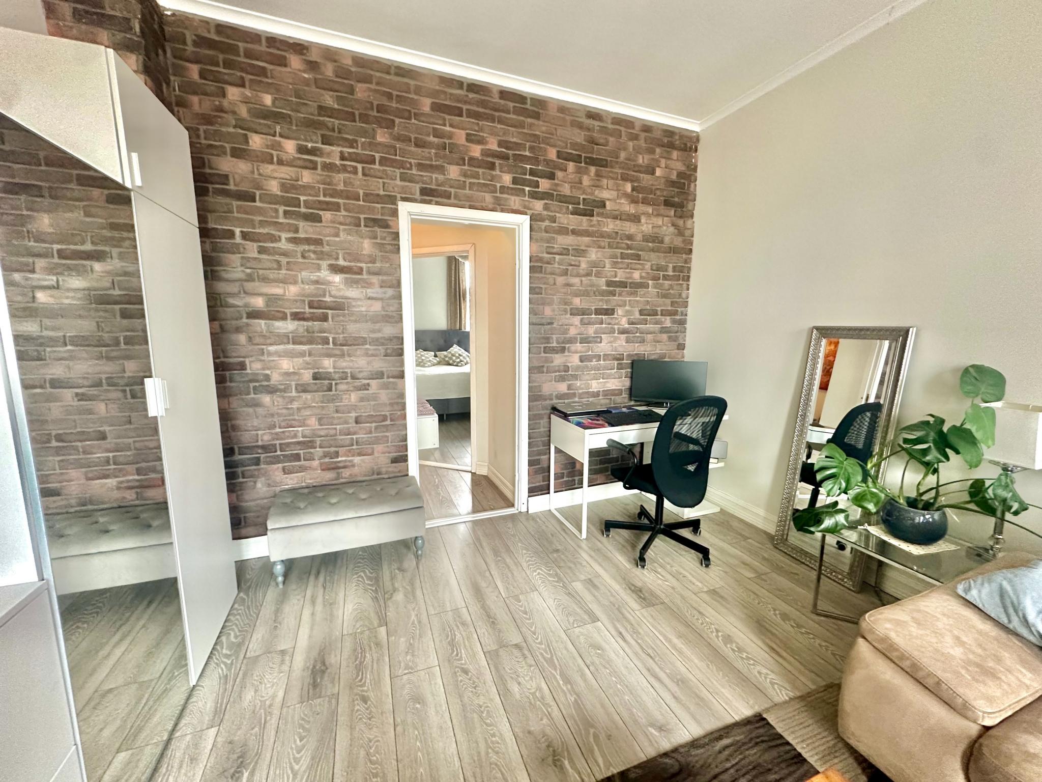 Pen teglsteinsvegg i stuen.